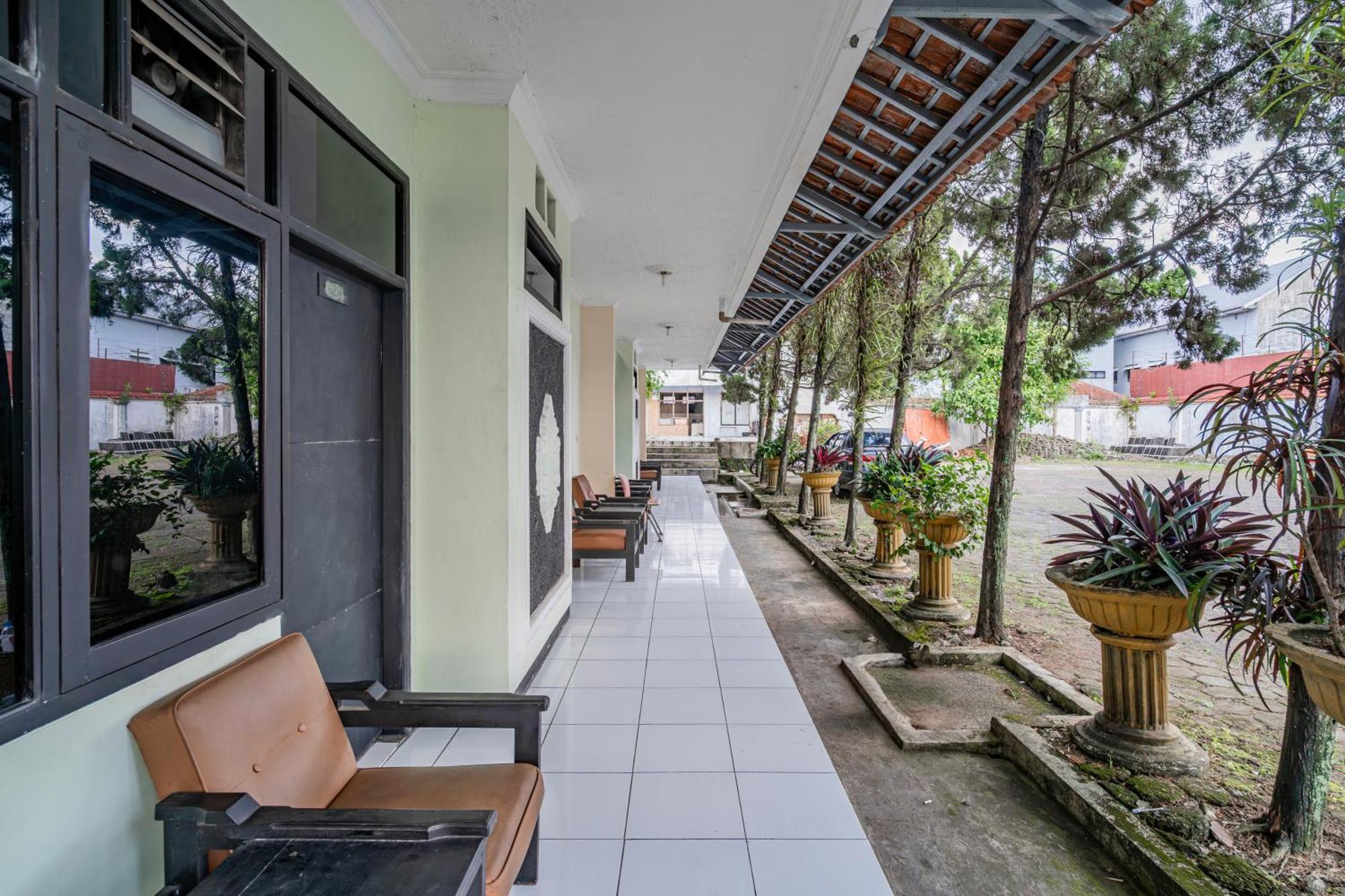 Collection O Tasikmalaya Near Stadium Wiradadaha Formerly Hotel Abadi Екстер'єр фото