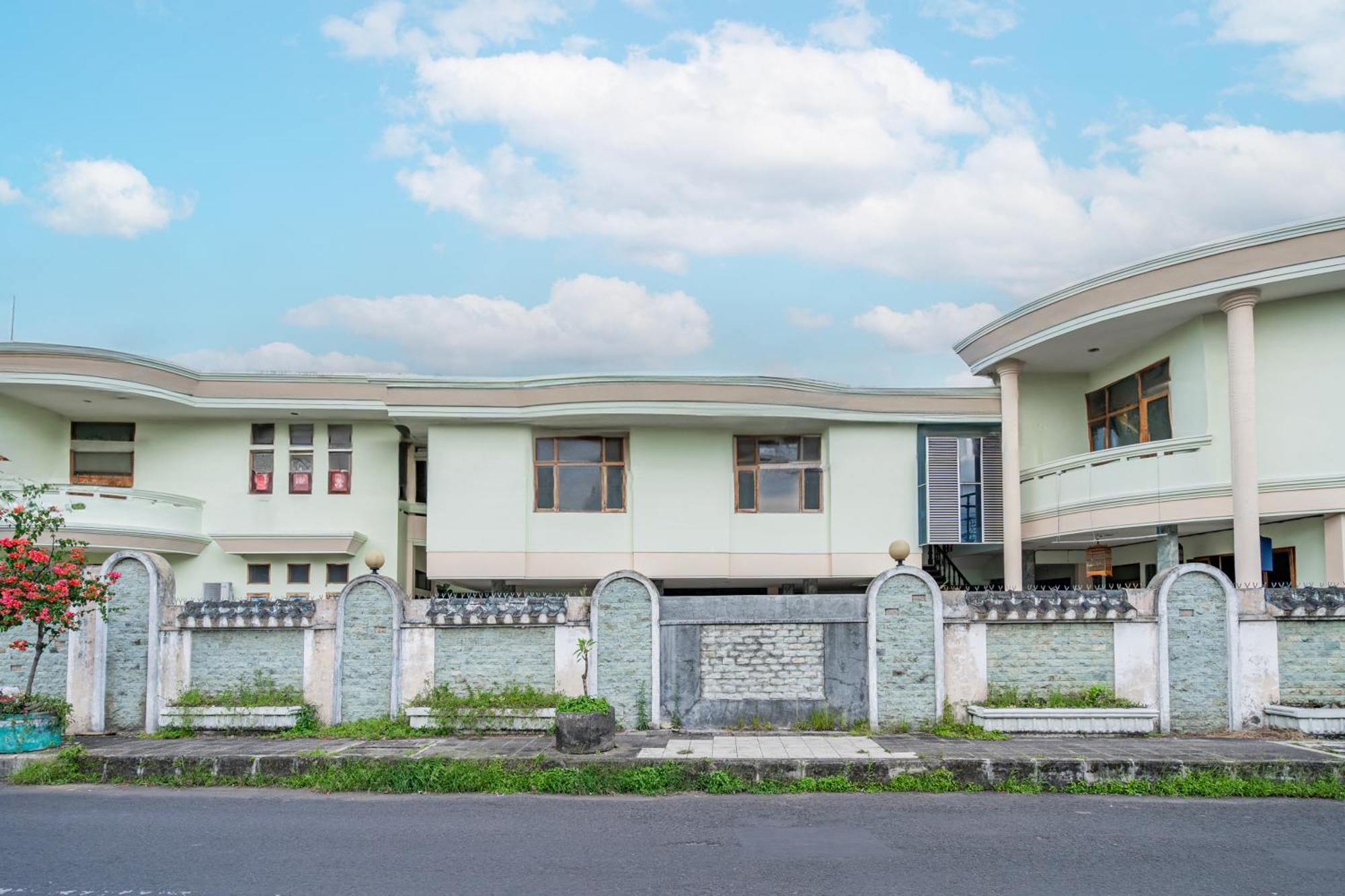 Collection O Tasikmalaya Near Stadium Wiradadaha Formerly Hotel Abadi Екстер'єр фото