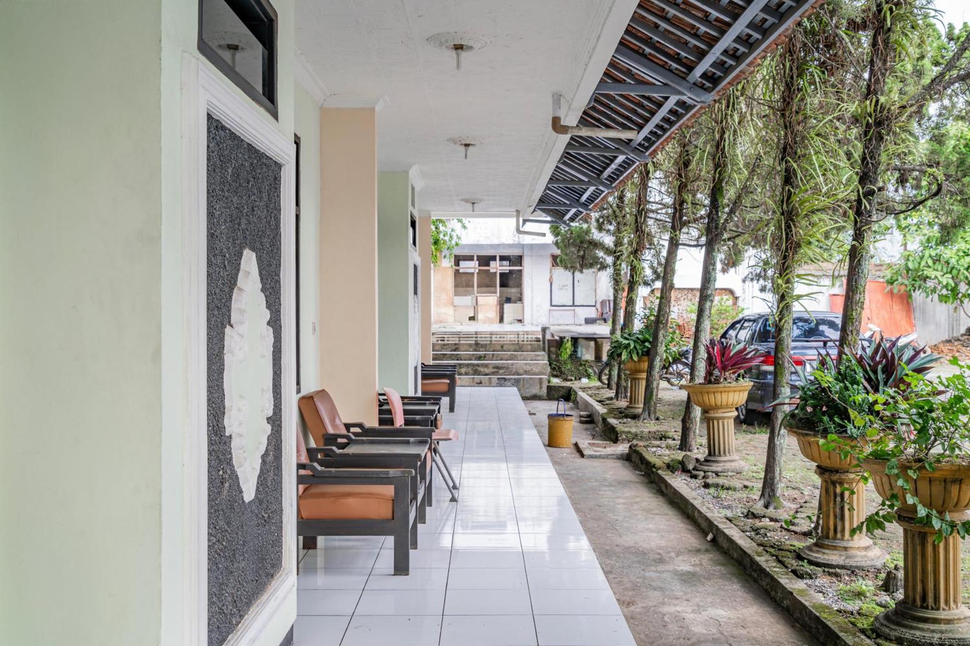 Collection O Tasikmalaya Near Stadium Wiradadaha Formerly Hotel Abadi Екстер'єр фото